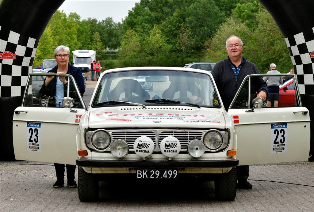Danmarksmestrene Henning og Else Friborg fra Them er blandt landets bedste i klassisk rally. Efter mange år med en gammel Volvo Amazon kører de nu i en nyere Volvo 142 fra 1970.
(Foto: Michael Eisenberg - Intercom)
